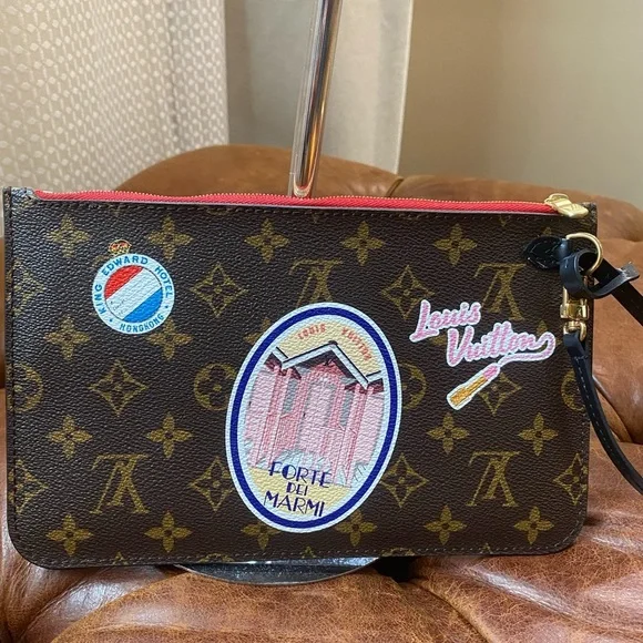 Lv Limited edition Wrislet - Picture 3 of 15